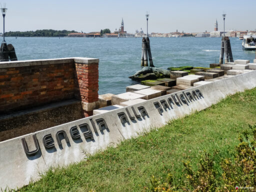 Venezia alla partigiana. Fotografie © M.S. Archweb.com