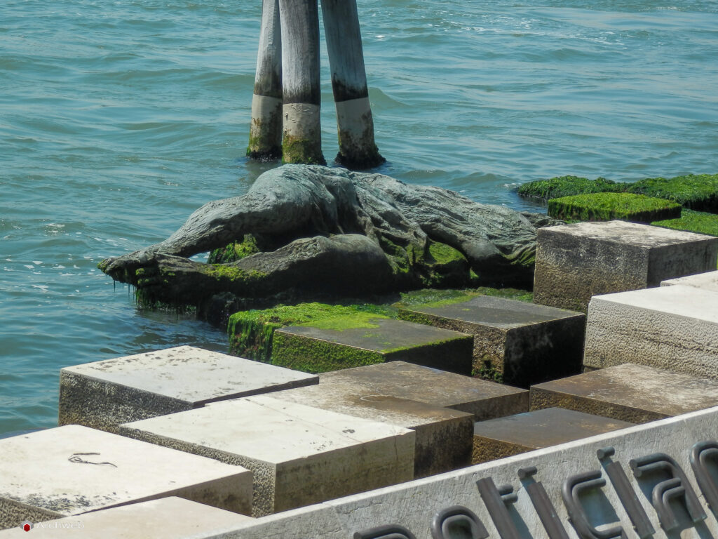 Monumento, Venezia alla partigiana. Fotografie © M.S. Archweb.com