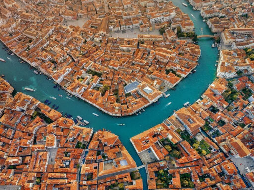 Venezia Architetture raccoglie una selezione di gallerie fotografiche dedicate all’architettura della città lagunare