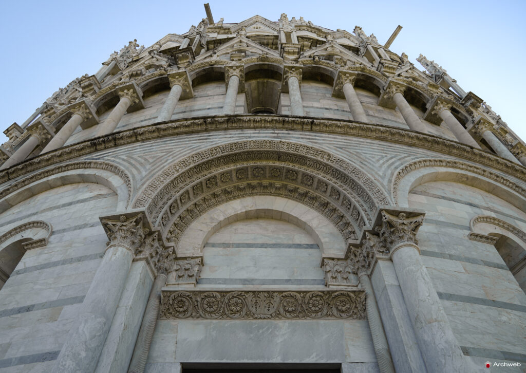 Battistero di San Giovanni a Pisa. Fotografie © Archweb.com