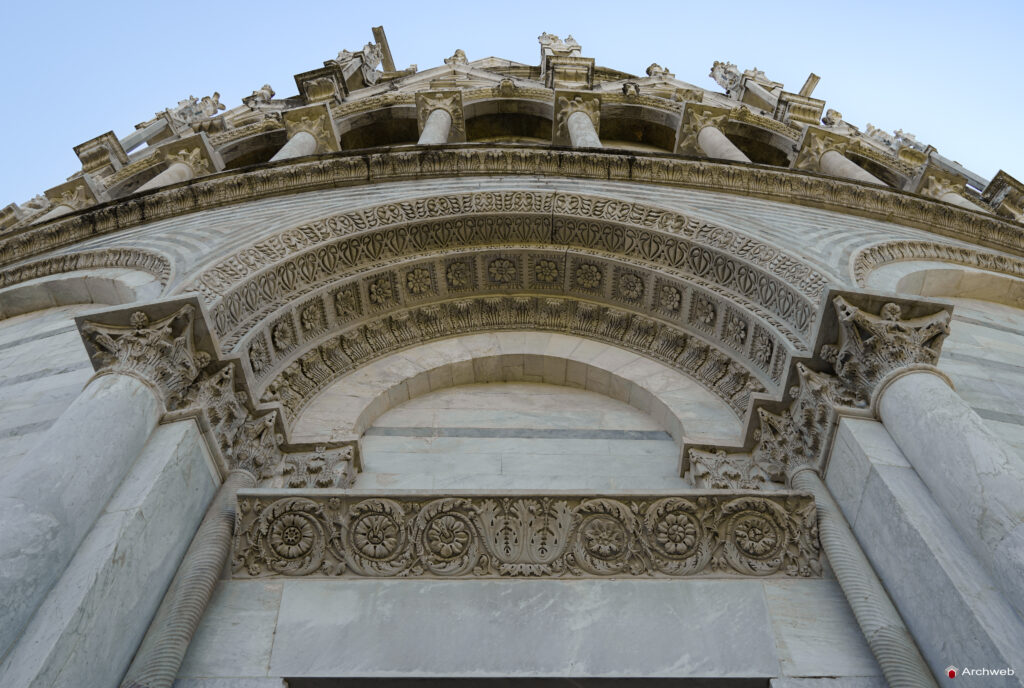 Battistero di San Giovanni a Pisa. Fotografie © Archweb.com