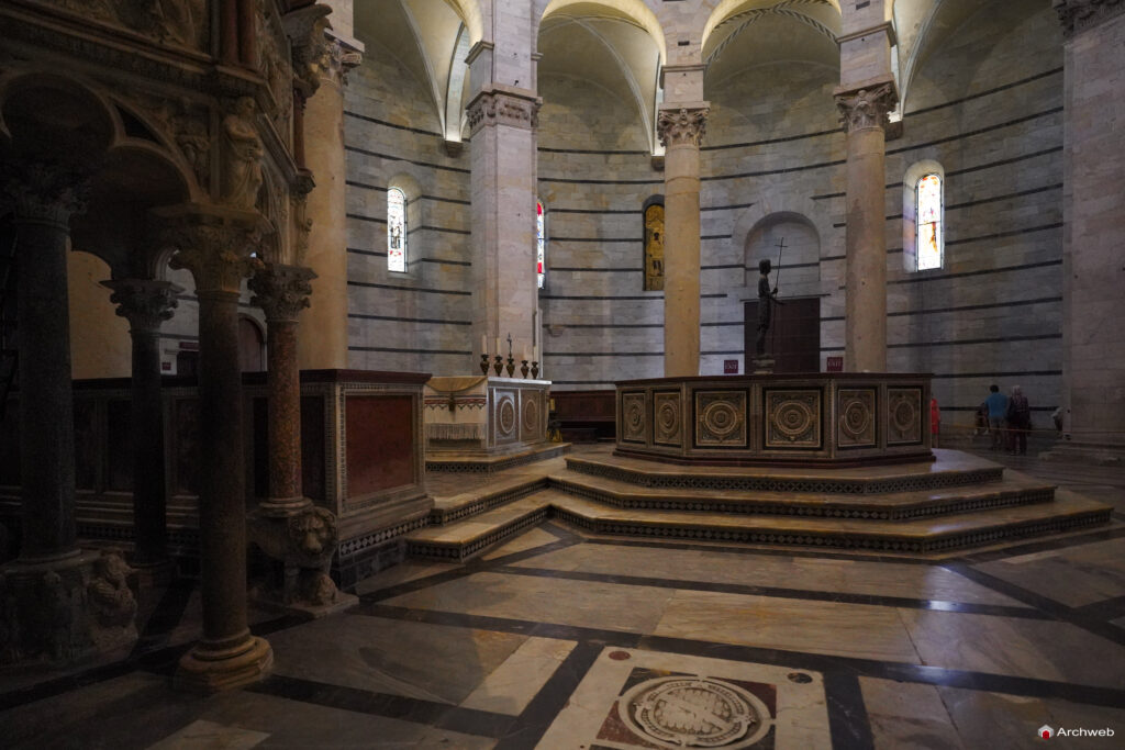 Battistero di San Giovanni a Pisa. Fotografie © Archweb.com