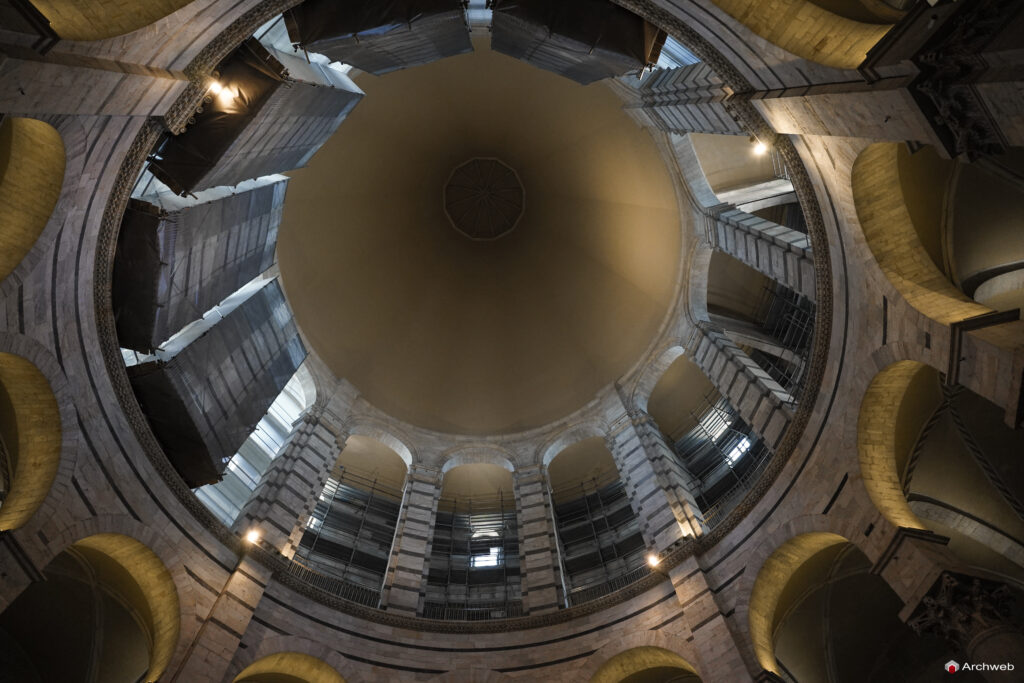 Battistero di San Giovanni a Pisa. Fotografie © Archweb.com