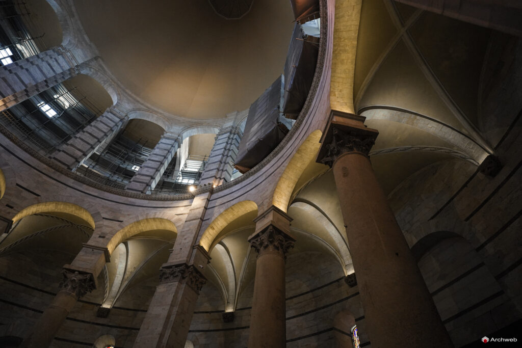 Battistero di San Giovanni a Pisa. Fotografie © Archweb.com