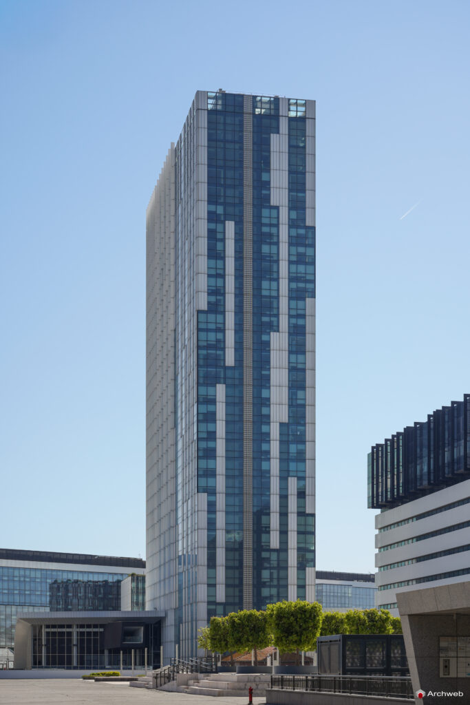 La Torre Europarco ospita uffici della Città metropolitana di Roma Capitale. Fotografie © Archweb.com