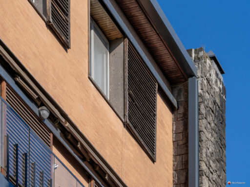 Palazzine in via Piccolomini progettate dall'architetto Venturino Ventura. Fotografie © Archweb.com