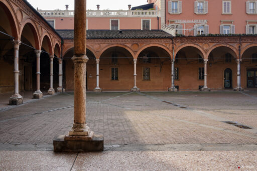 Portico dei Servi in ​​Bologna. Photographs © Archweb.com