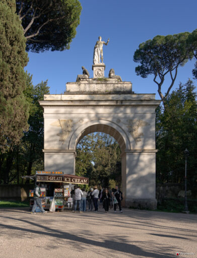 Arco romano a Villa Borghese