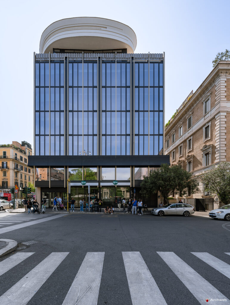 Il complesso per uffici a Piazzale Flaminio. Progetto di Luigi Moretti. Fotografie © Archweb.com