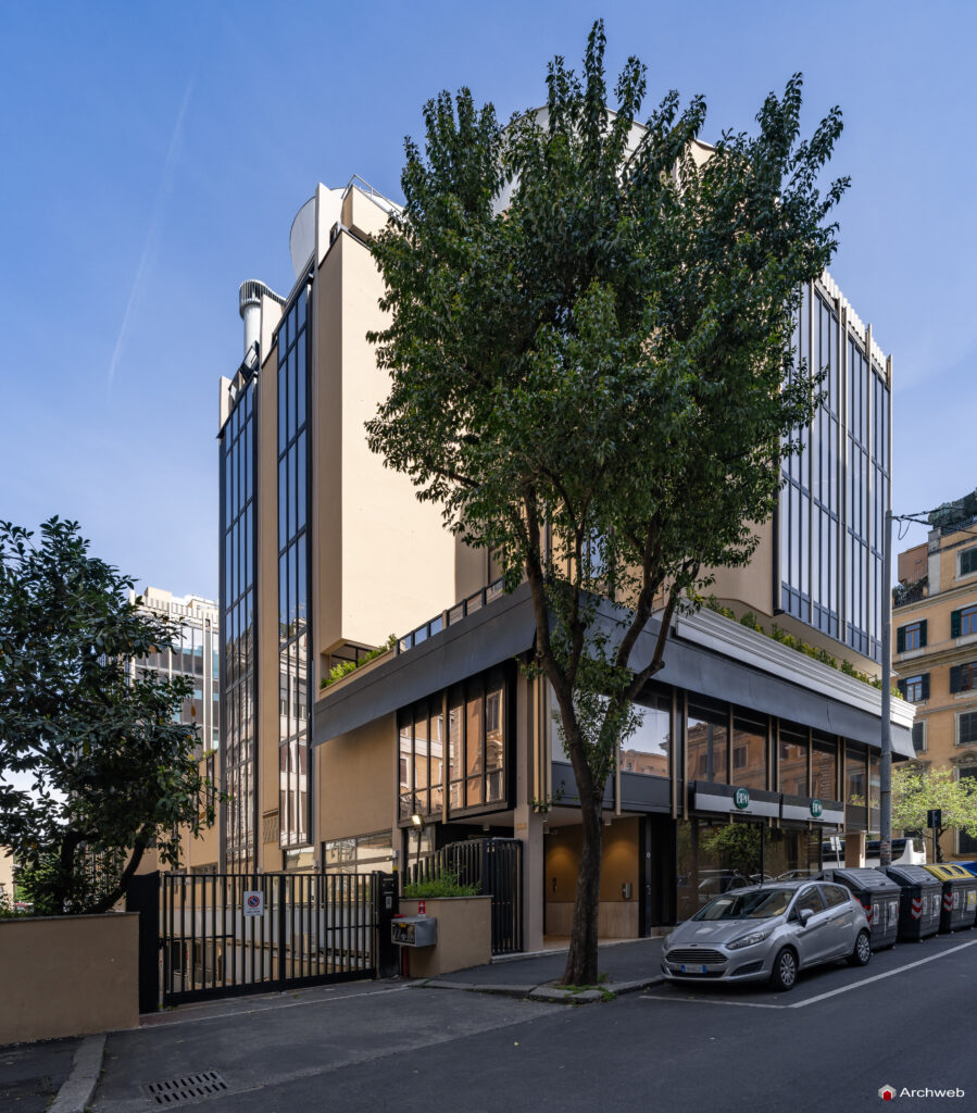 Il complesso per uffici a Piazzale Flaminio. Progetto di Luigi Moretti. Fotografie © Archweb.com