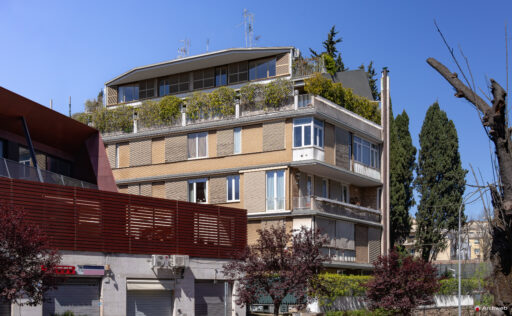 Palazzina in Via Luciani a Roma. Progetto dell'architetto Venturino Ventura. Fotografie © Archweb.com