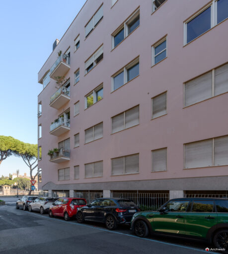 Vista a tre quarti della facciata laterale della palazzina al Circo Massimo nota come Palatina Domus
