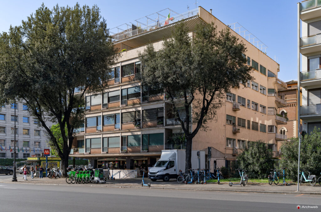 Vista a tre quarti della Palazzina al Circo Massimo nota come SACEC