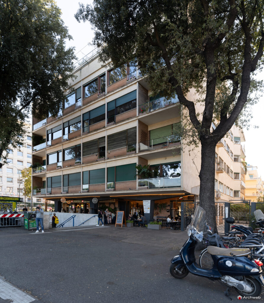 Vista a tre quarti della Palazzina al Circo Massimo nota come SACEC