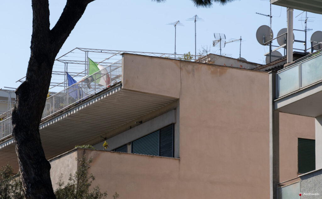 Dettaglio della facciata principale della Palazzina al Circo Massimo nota come SACEC