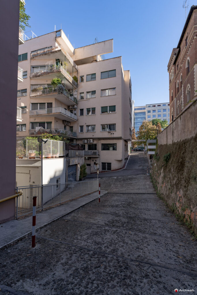 Dettaglio della facciata posteriore della Palazzina al Circo Massimo nota come SACEC