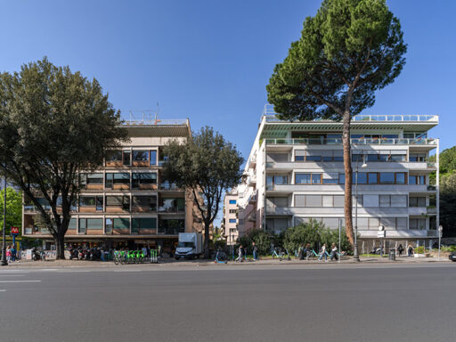 Vista frontale delle palazzine SACEC e Palatina Domus da via del Circo Massimo