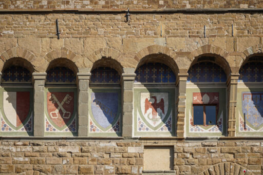 Dettaglio degli archi sulla facciata principale di Palazzo Vecchio a Firenze