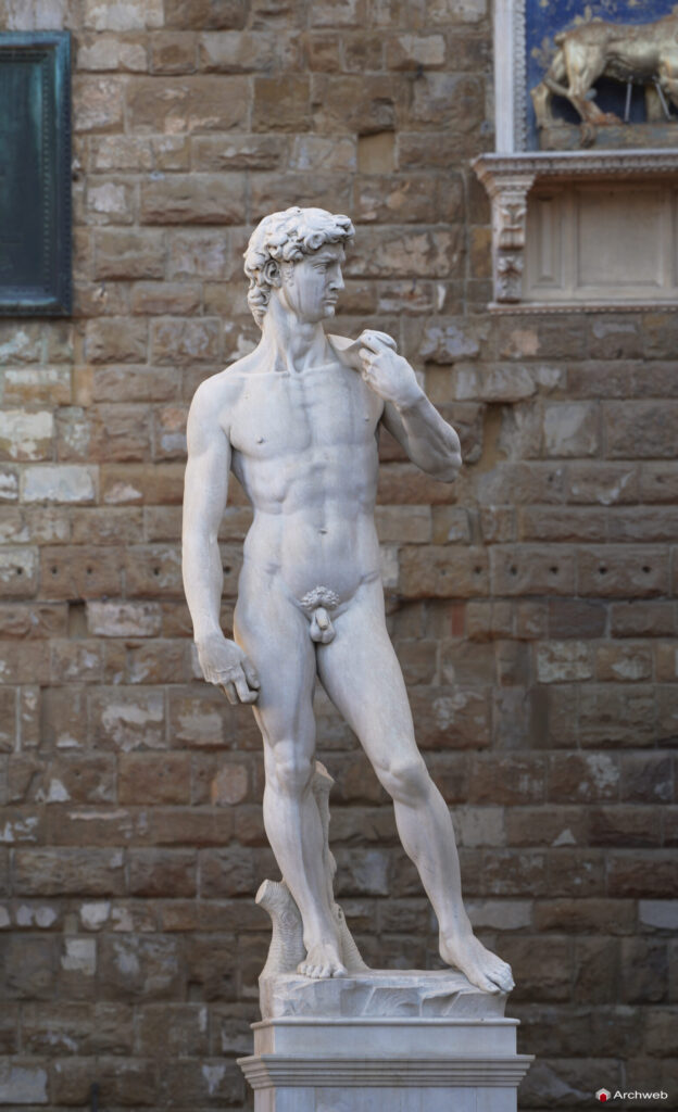 Copia del David di Michelangelo davanti all'ingresso principale di Palazzo Vecchio a Firenze