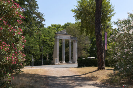 Il tempio di Antonino e Faustina nella cornice verde di Villa Borghese