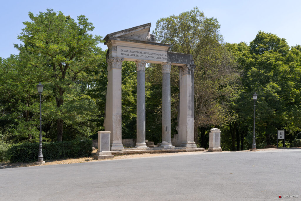 Il tempio di Antonino e Faustina nella cornice verde di Villa Borghese