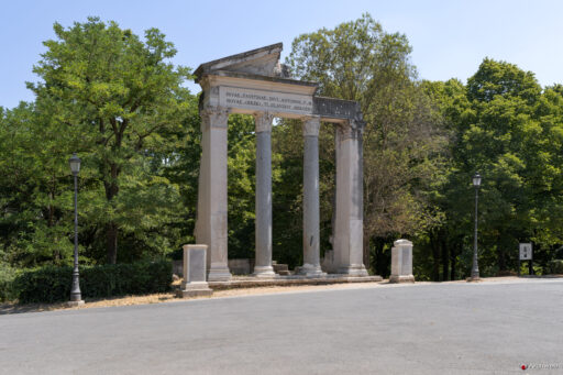 Il tempio di Antonino e Faustina nella cornice verde di Villa Borghese
