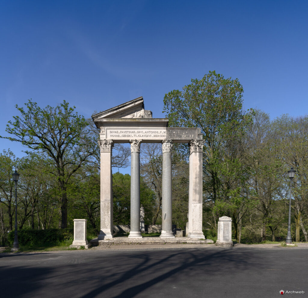Facciata del Tempio di Antonino e Faustina all'interno di Villa Borghese
