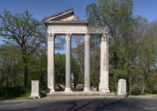 Facciata del Tempio di Antonino e Faustina all'interno di Villa Borghese