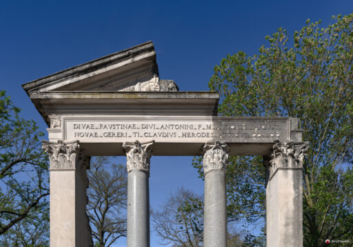 Dettaglio della parte superiore della facciata del Tempio di Antonino e Faustina all'interno di Villa Borghese