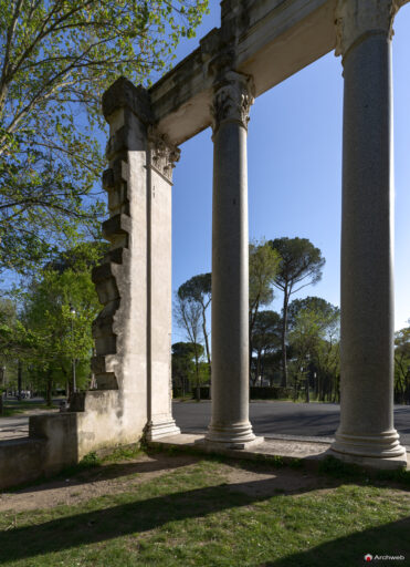 Vista posteriore della facciata del Tempio di Antonino e Faustina all'interno di Villa Borghese