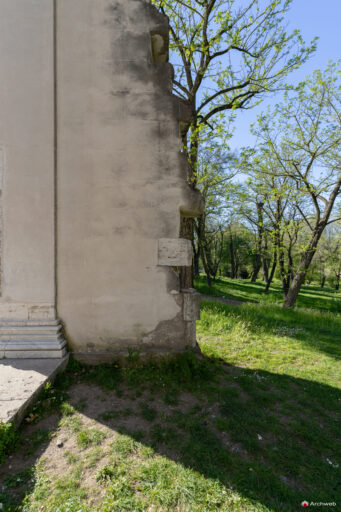 Dettaglio laterale del Tempio di Antonino e Faustina all'interno di Villa Borghese