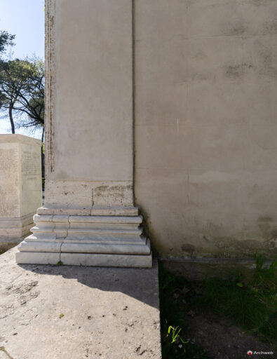 Dettaglio laterale del Tempio di Antonino e Faustina all'interno di Villa Borghese