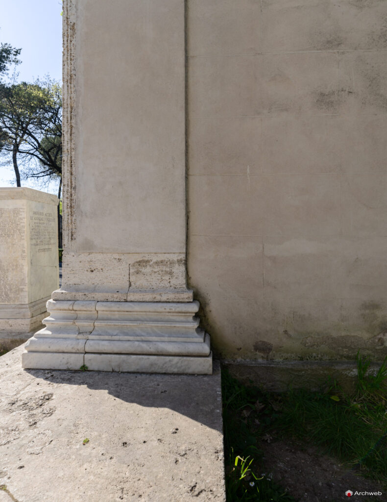 Dettaglio laterale del Tempio di Antonino e Faustina all'interno di Villa Borghese