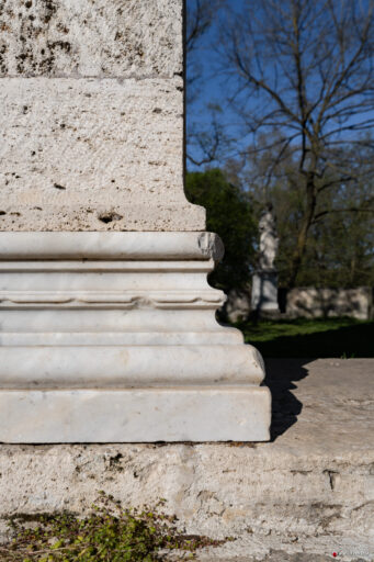 Dettaglio della base di una delle colonne del prospetto del Tempio di Antonino e Faustina all'interno di Villa Borghese