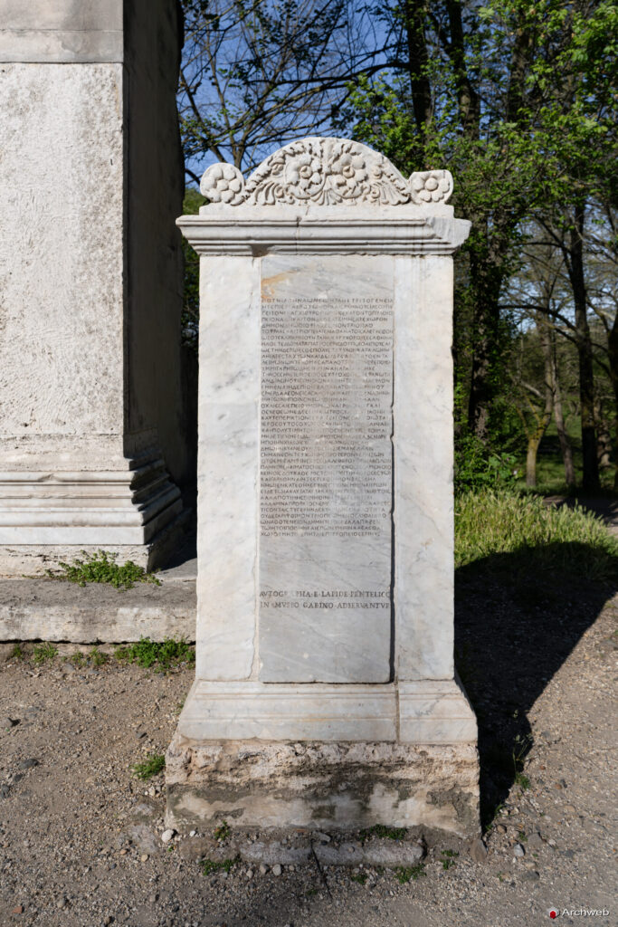 Lapide con testo in greco di fronte al tempio di Antonino e Faustina all'interno di Villa Borghese