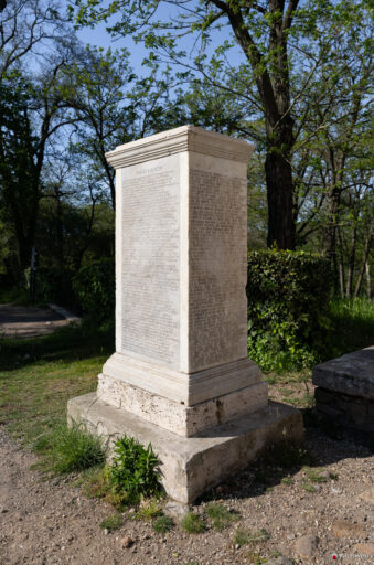 Lapide con testo in greco di fronte al tempio di Antonino e Faustina all'interno di Villa Borghese