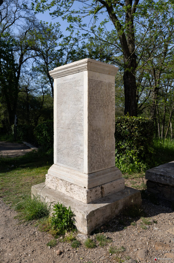 Lapide con testo in greco di fronte al tempio di Antonino e Faustina all'interno di Villa Borghese
