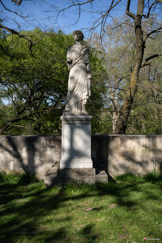 Statua di Faustina Maggiore, all'interno del Tempio di Antonino e Faustina