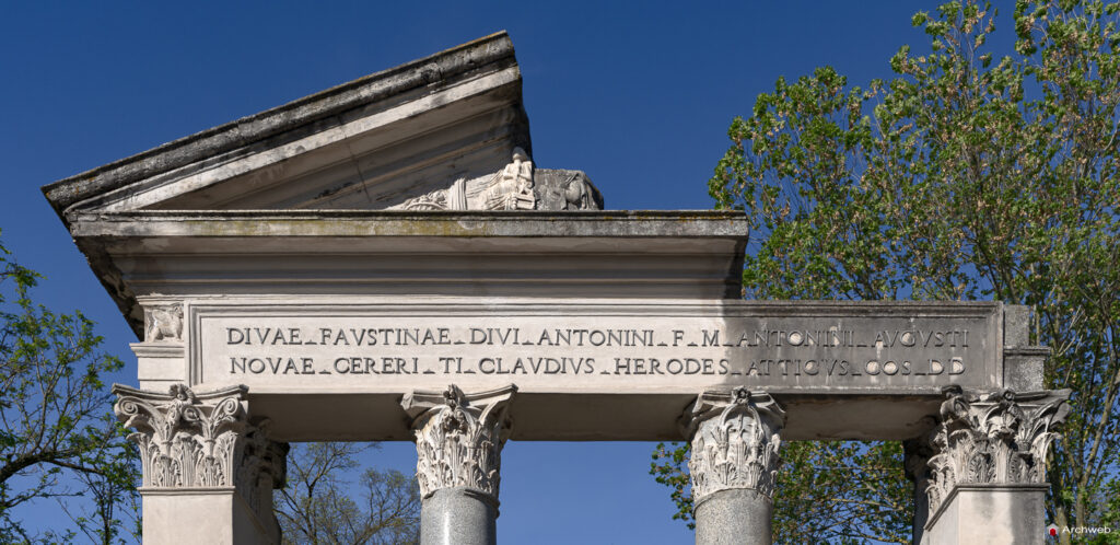 Dettaglio del frontone del Tempio di Antonino e Faustina a Villa Borghese