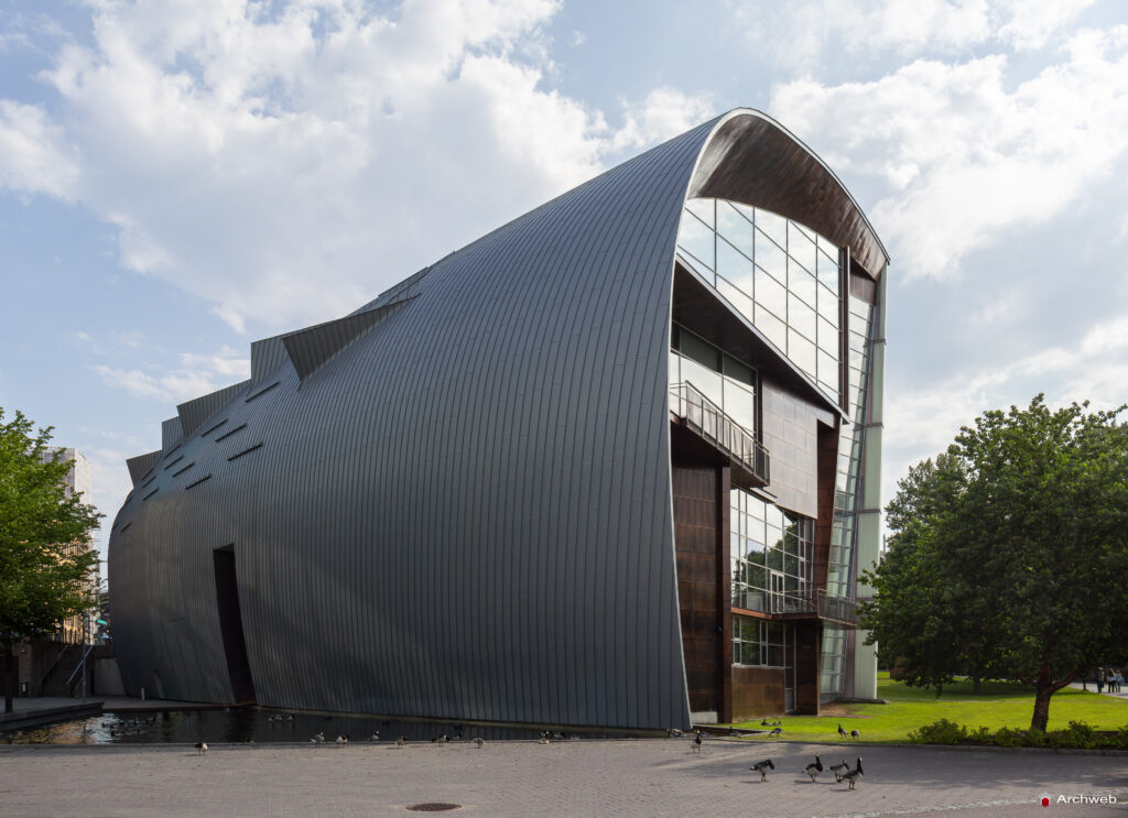 Kiasma, Museo di Arte Contemporanea a Helsinki progettato da Steven Holl. Fotografie © Archweb.com