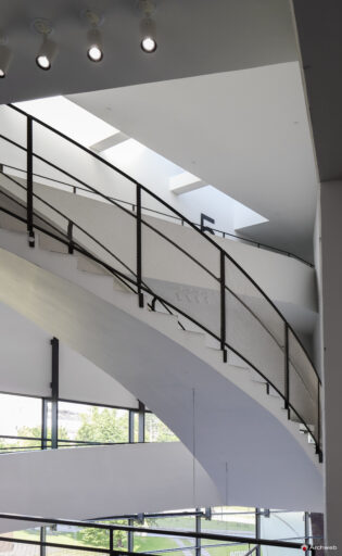 Kiasma, Museo di Arte Contemporanea a Helsinki progettato da Steven Holl. Fotografie © Archweb.com