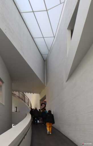 Kiasma, Museo di Arte Contemporanea a Helsinki progettato da Steven Holl. Fotografie © Archweb.com