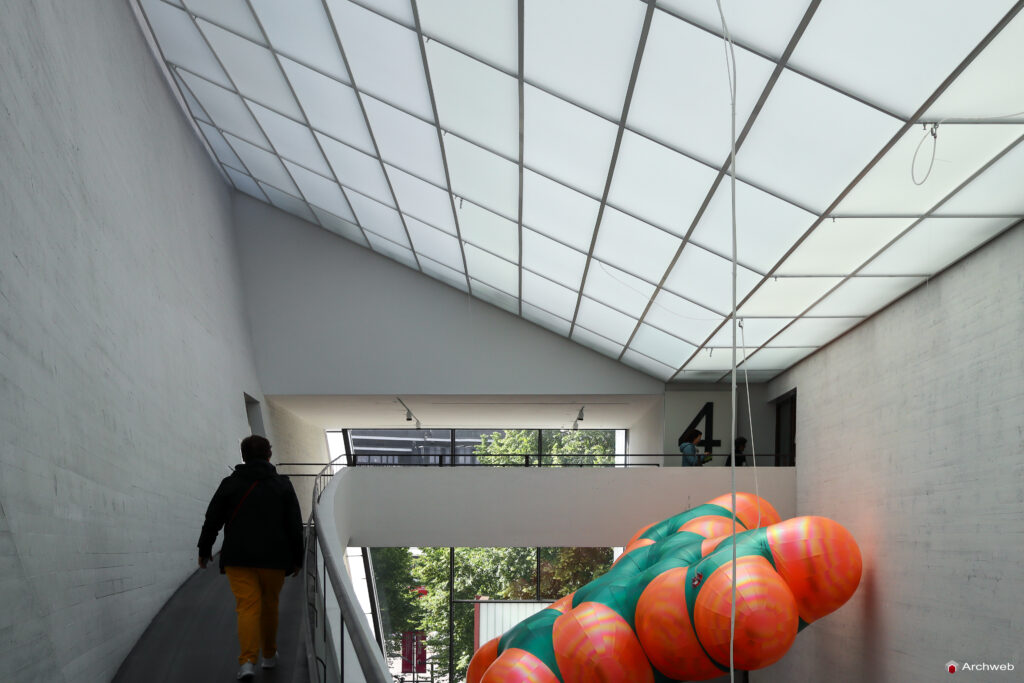 Kiasma, Museo di Arte Contemporanea a Helsinki progettato da Steven Holl. Fotografie © Archweb.com