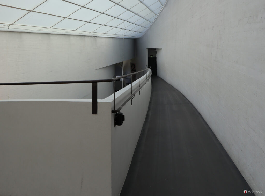 Kiasma, Museo di Arte Contemporanea a Helsinki progettato da Steven Holl. Fotografie © Archweb.com