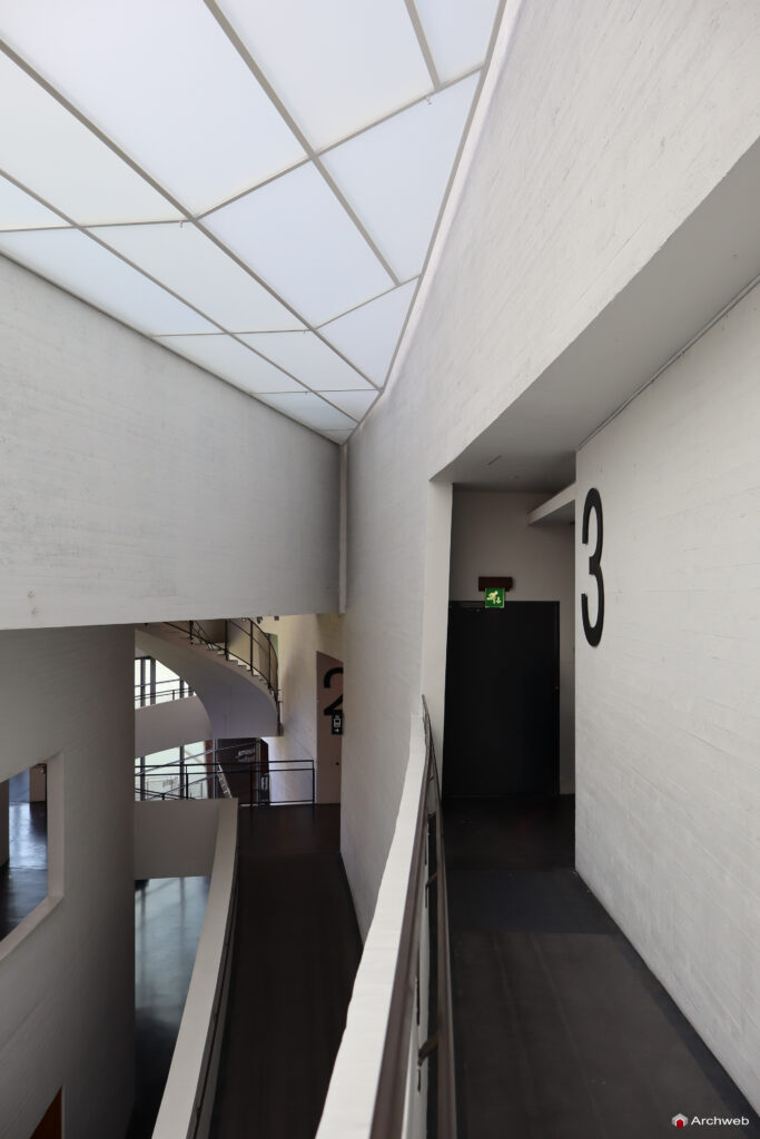 Kiasma, Museo di Arte Contemporanea a Helsinki progettato da Steven Holl. Fotografie © Archweb.com