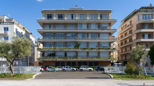 Palazzina in Piazza delle Muse, progettata da Ugo Luccichenti. Fotografie © Archweb.com