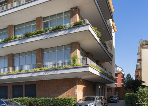 Palazzina in Piazza delle Muse, progettata da Ugo Luccichenti. Fotografie © Archweb.com