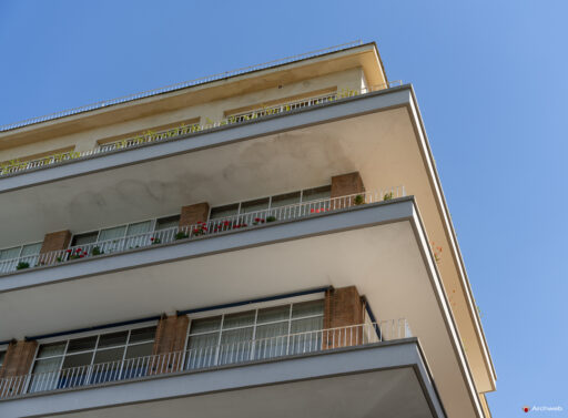 Palazzina in Piazza delle Muse, progettata da Ugo Luccichenti. Fotografie © Archweb.com