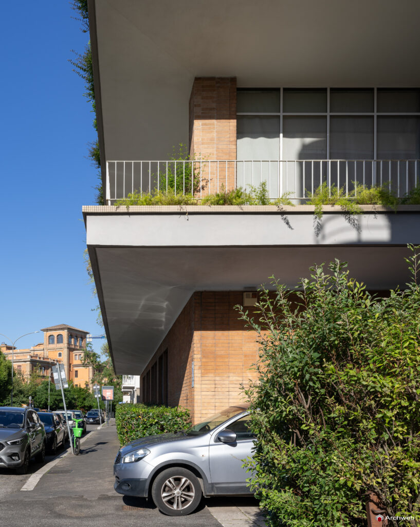 Palazzina in Piazza delle Muse, progettata da Ugo Luccichenti. Fotografie © Archweb.com