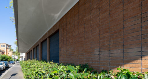 Palazzina in Piazza delle Muse, progettata da Ugo Luccichenti. Fotografie © Archweb.com